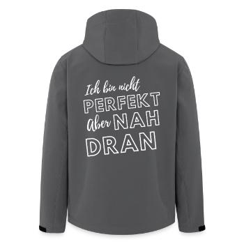 Ich bin nicht perfekt aber nah dran - Recycelte Männer Softshell-Jacke von Stanley/Stella - Anthrazit - Hinten - AI Model Male 185 light (185cm)