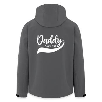Daddy Since 2018 - Recycelte Männer Softshell-Jacke von Stanley/Stella - Anthrazit - Hinten - AI Model Male 185 light (185cm)