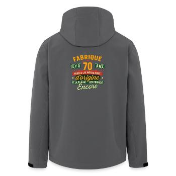 70 Jahre Herkunft, Humor Jubiläumsgeschenk - Recycelte Männer Softshell-Jacke von Stanley/Stella - Anthrazit - Hinten - AI Model Male 185 light (185cm)