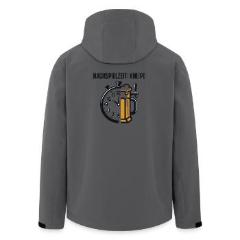 Nachspielzeit: Kneipe — Zeit für ein kühles Bier - Recycelte Männer Softshell-Jacke von Stanley/Stella - Anthrazit - Hinten - AI Model Male 185 light (185cm)