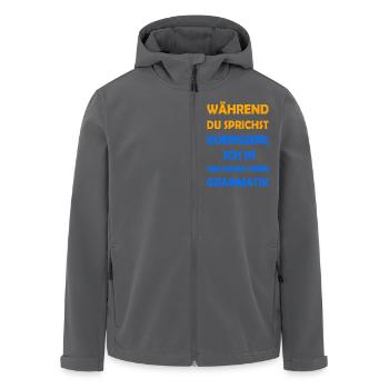 Während du sprichst korrigiere ich deine Grammatik - Recycelte Männer Softshell-Jacke von Stanley/Stella - Anthrazit - Vorne - AI Model Male 185 light (185cm)