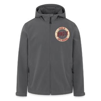 Fabriqué en 1973 Anniversaire - Veste softshell homme en polyester recyclé Stanley/Stella - charbon - Devant - AI Model Male 185 light (185cm)