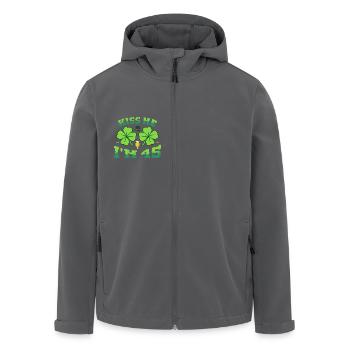 Küss mich Ich bin fünfundvierzig St. Patrick's Day 2026 Bday - Recycelte Männer Softshell-Jacke von Stanley/Stella - Anthrazit - Vorne - AI Model Male 185 light (185cm)