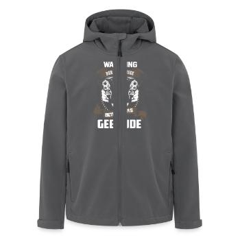 Warnung - 50 Jährige betritt Gebäude - DE - Recycelte Männer Softshell-Jacke von Stanley/Stella - Anthrazit - Vorne - AI Model Male 185 light (185cm)