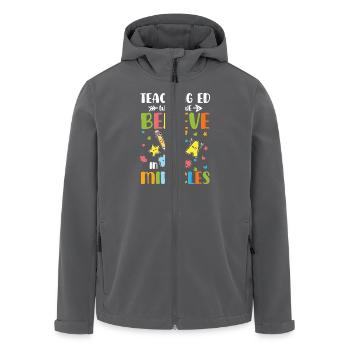 Sonderpädagogik Wo Wir An Wunder Glauben Mit - Recycelte Männer Softshell-Jacke von Stanley/Stella - Anthrazit - Vorne - AI Model Male 185 light (185cm)