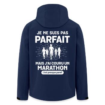 Nicht perfekt, aber ich bin einen Humor-Marathon gelaufen - Recycelte Männer Softshell-Jacke von Stanley/Stella - Navy - Hinten - AI Model Male 185 light (185cm)