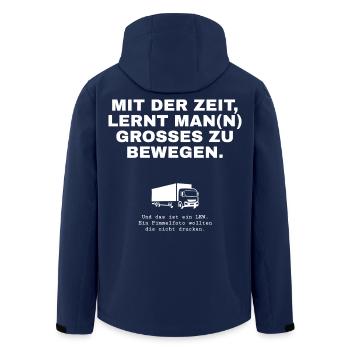 Großes bewegen - LKW Motiv - Scherzartikel  - Recycelte Männer Softshell-Jacke von Stanley/Stella - Navy - Hinten - AI Model Male 185 light (185cm)