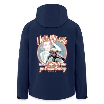 J’aime ma femme quand elle me laisse plonger. - Veste softshell homme en polyester recyclé Stanley/Stella - marine - Dos - AI Model Male 185 light (185cm)
