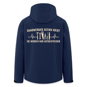 Handwerker altern nicht sie werden authentischer - Recycelte Männer Softshell-Jacke von Stanley/Stella - Navy - Hinten - AI Model Male 185 light (185cm)