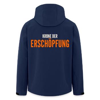 KRONE-DER_ERSCHOePFUNG - Recycelte Männer Softshell-Jacke von Stanley/Stella - Navy - Hinten - AI Model Male 185 light (185cm)