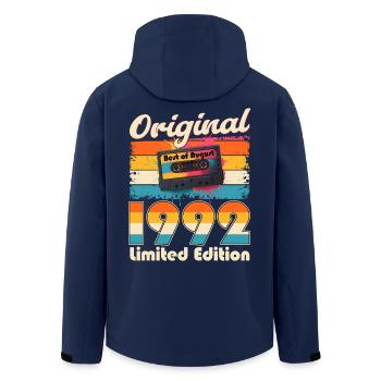 33. Geburtstag Geschenk Mann Kassette August 1992 - Recycelte Männer Softshell-Jacke von Stanley/Stella - Navy - Hinten - AI Model Male 185 light (185cm)
