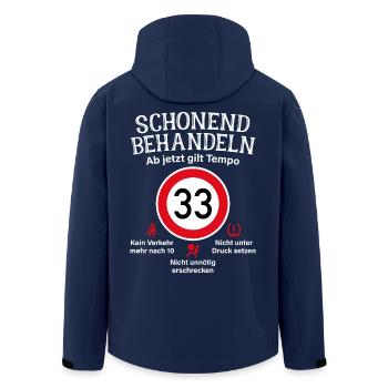 33. Geburtstag Schonend Behandeln 33 Tempolimit 33 - Recycelte Männer Softshell-Jacke von Stanley/Stella - Navy - Hinten - AI Model Male 185 light (185cm)