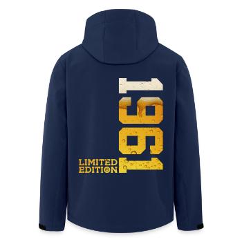 LIMITED EDITION 1961 BIER 65. GEBURTSTAG - Recycelte Männer Softshell-Jacke von Stanley/Stella - Navy - Hinten - AI Model Male 185 light (185cm)