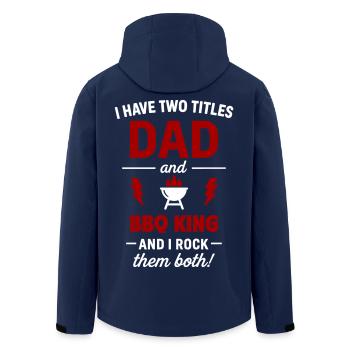 Dad King Of Barbecue Zwei Titel - Recycelte Männer Softshell-Jacke von Stanley/Stella - Navy - Hinten - AI Model Male 185 light (185cm)