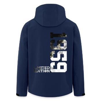 67E ANNIVERSAIRE ÉDITION LIMITÉE 1959 - Veste softshell homme en polyester recyclé Stanley/Stella - marine - Dos - AI Model Male 185 light (185cm)