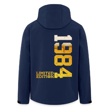 LIMITED EDITION 1984 BIER 42. GEBURTSTAG - Recycelte Männer Softshell-Jacke von Stanley/Stella - Navy - Hinten - AI Model Male 185 light (185cm)