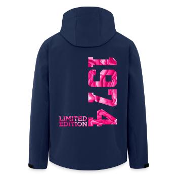 52. GEBURTSTAG PINK LIMITED EDITION 1974 - Recycelte Männer Softshell-Jacke von Stanley/Stella - Navy - Hinten - AI Model Male 185 light (185cm)