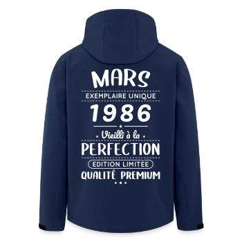40-jähriges Jubiläum – März 1986 Perfektion - Recycelte Männer Softshell-Jacke von Stanley/Stella - Navy - Hinten - AI Model Male 185 light (185cm)