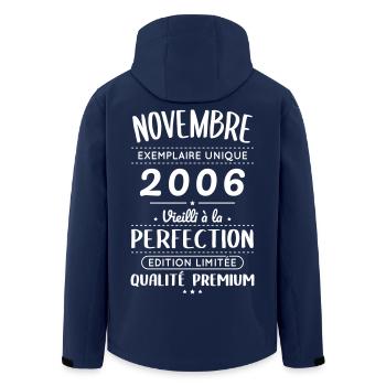 20-jähriges Jubiläum – November 2006 Perfektion - Recycelte Männer Softshell-Jacke von Stanley/Stella - Navy - Hinten - AI Model Male 185 light (185cm)