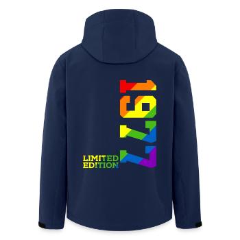 LGBTQ 1977 REGENBOGEN QUEER 49. GEBURTSTAG PRIDE - Recycelte Männer Softshell-Jacke von Stanley/Stella - Navy - Hinten - AI Model Male 185 light (185cm)