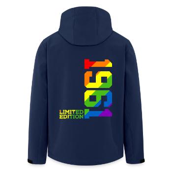 LGBTQ 1961 REGENBOGEN QUEER 65. GEBURTSTAG PRIDE - Recycelte Männer Softshell-Jacke von Stanley/Stella - Navy - Hinten - AI Model Male 185 light (185cm)
