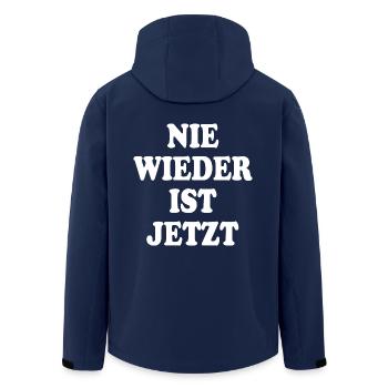 Nie wieder ist jetzt - Recycelte Männer Softshell-Jacke von Stanley/Stella - Navy - Hinten - AI Model Male 185 light (185cm)