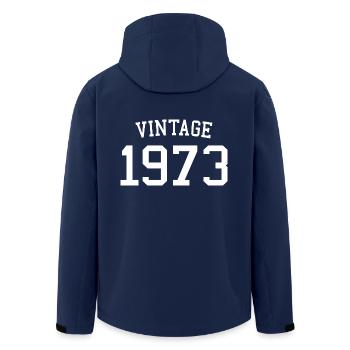 Jahrgang 1973 - 50 Jahre alt, Geschenk zum 50. Geburtstag - Recycelte Männer Softshell-Jacke von Stanley/Stella - Navy - Hinten - AI Model Male 185 light (185cm)