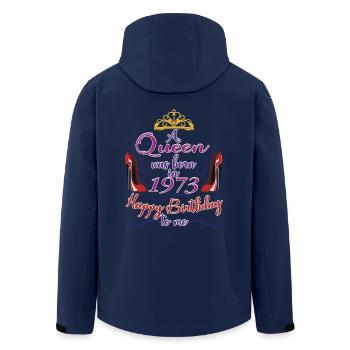 Une reine est née en 1973 - 50 ans anniversaire - Veste softshell homme en polyester recyclé Stanley/Stella - marine - Dos - AI Model Male 185 light (185cm)