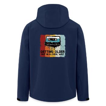 Retro Kassette Spruch - Recycelte Männer Softshell-Jacke von Stanley/Stella - Navy - Hinten - AI Model Male 185 light (185cm)