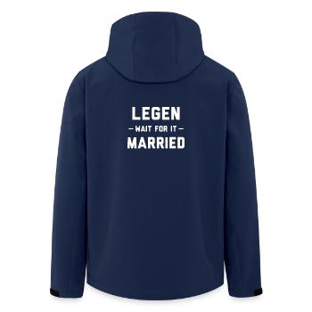 Legend - Wait For It - Married - Recycelte Männer Softshell-Jacke von Stanley/Stella - Navy - Hinten - AI Model Male 185 light (185cm)