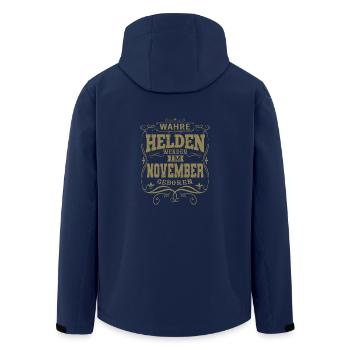 Wahre Helden werden im November geboren - Recycelte Männer Softshell-Jacke von Stanley/Stella - Navy - Hinten - AI Model Male 185 light (185cm)