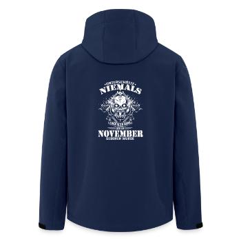 Unterschätze niemals einen Mann der im November - Recycelte Männer Softshell-Jacke von Stanley/Stella - Navy - Hinten - AI Model Male 185 light (185cm)