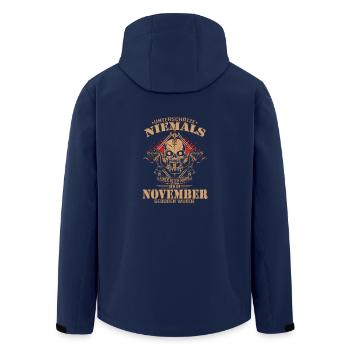Unterschätze niemals einen Mann der im November - Recycelte Männer Softshell-Jacke von Stanley/Stella - Navy - Hinten - AI Model Male 185 light (185cm)