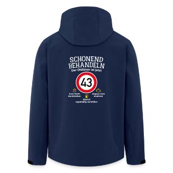 43. Geburtstag Schonend Behandeln Oldtimer Ist 43 - Recycelte Männer Softshell-Jacke von Stanley/Stella - Navy - Hinten - AI Model Male 185 light (185cm)