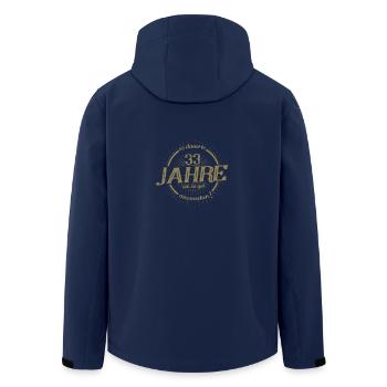 Es dauerte 33 Jahre um so gut auszusehen - Recycelte Männer Softshell-Jacke von Stanley/Stella - Navy - Hinten - AI Model Male 185 light (185cm)