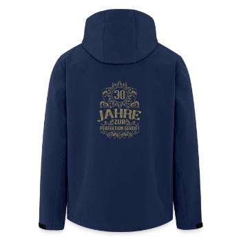 30 Jahre alt zur Perfektion gereift - Recycelte Männer Softshell-Jacke von Stanley/Stella - Navy - Hinten - AI Model Male 185 light (185cm)
