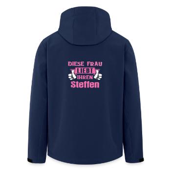 Diese Frau liebt ihren Steffen - Recycelte Männer Softshell-Jacke von Stanley/Stella - Navy - Hinten - AI Model Male 185 light (185cm)