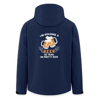 I'm Holding A Beer So Yeah, I'm Pretty Busy TShirt - Recycelte Männer Softshell-Jacke von Stanley/Stella - Navy - Hinten - AI Model Male 185 light (185cm)