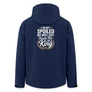 Nicht verwöhnt, meine Frau behandelt wie ein König - Recycelte Männer Softshell-Jacke von Stanley/Stella - Navy - Hinten - AI Model Male 185 light (185cm)
