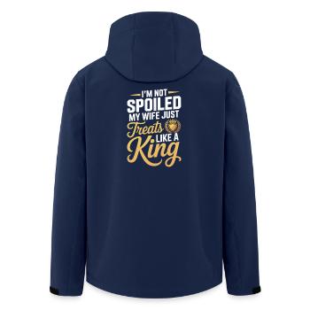 Nicht verwöhnt, meine Frau behandelt wie ein König - Recycelte Männer Softshell-Jacke von Stanley/Stella - Navy - Hinten - AI Model Male 185 light (185cm)