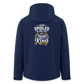 Nicht verwöhnt, meine Frau behandelt wie ein König - Recycelte Männer Softshell-Jacke von Stanley/Stella - Navy - Hinten - AI Model Male 185 light (185cm)