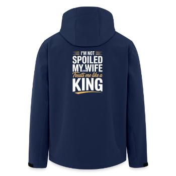 Nicht verwöhnt, meine Frau behandelt wie ein König - Recycelte Männer Softshell-Jacke von Stanley/Stella - Navy - Hinten - AI Model Male 185 light (185cm)