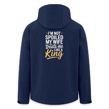Nicht verwöhnt, meine Frau behandelt wie ein König - Recycelte Männer Softshell-Jacke von Stanley/Stella - Navy - Hinten - AI Model Male 185 light (185cm)