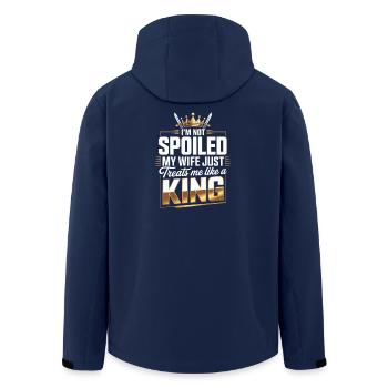 Nicht verwöhnt, meine Frau behandelt wie ein König - Recycelte Männer Softshell-Jacke von Stanley/Stella - Navy - Hinten - AI Model Male 185 light (185cm)