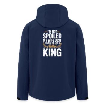 Nicht verwöhnt, meine Frau behandelt wie ein König - Recycelte Männer Softshell-Jacke von Stanley/Stella - Navy - Hinten - AI Model Male 185 light (185cm)