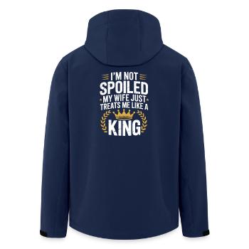 Nicht verwöhnt, meine Frau behandelt wie ein König - Recycelte Männer Softshell-Jacke von Stanley/Stella - Navy - Hinten - AI Model Male 185 light (185cm)
