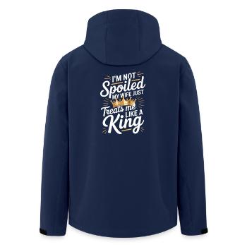 Nicht verwöhnt, meine Frau behandelt wie ein König - Recycelte Männer Softshell-Jacke von Stanley/Stella - Navy - Hinten - AI Model Male 185 light (185cm)