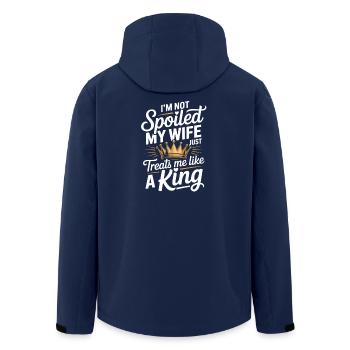 Nicht verwöhnt, meine Frau behandelt wie ein König - Recycelte Männer Softshell-Jacke von Stanley/Stella - Navy - Hinten - AI Model Male 185 light (185cm)
