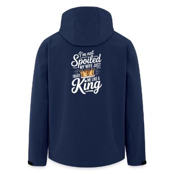 Nicht verwöhnt, meine Frau behandelt wie ein König - Recycelte Männer Softshell-Jacke von Stanley/Stella - Navy - Hinten - AI Model Male 185 light (185cm)