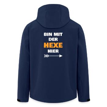 Bin mit der Hexe hier – Halloween Partnerlook - Recycelte Männer Softshell-Jacke von Stanley/Stella - Navy - Hinten - AI Model Male 185 light (185cm)
